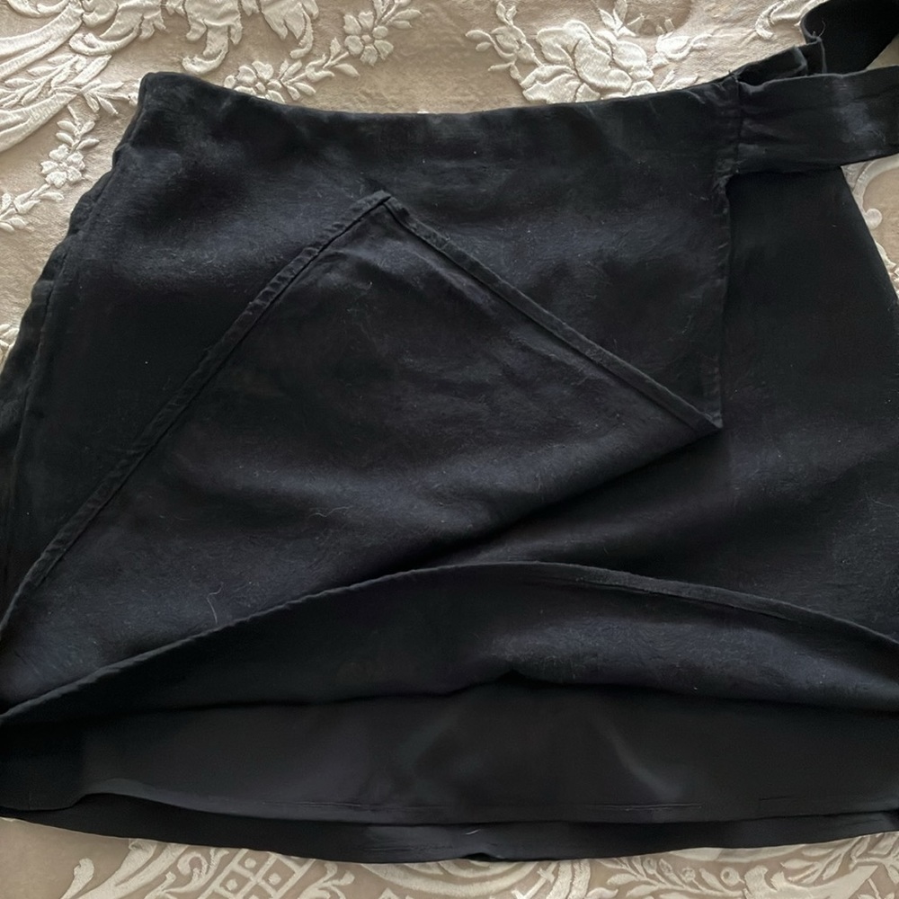 Forever 21 Black Mini Skirt - Picture 2 of 3